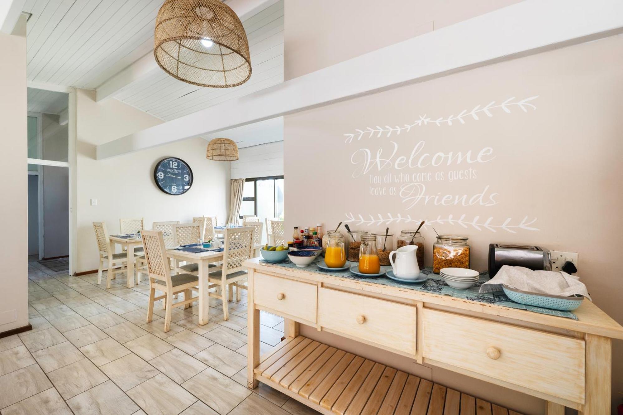 Admirals Lodge Guest House And Brightways Self Catering Apartments ポート・エリザベス エクステリア 写真
