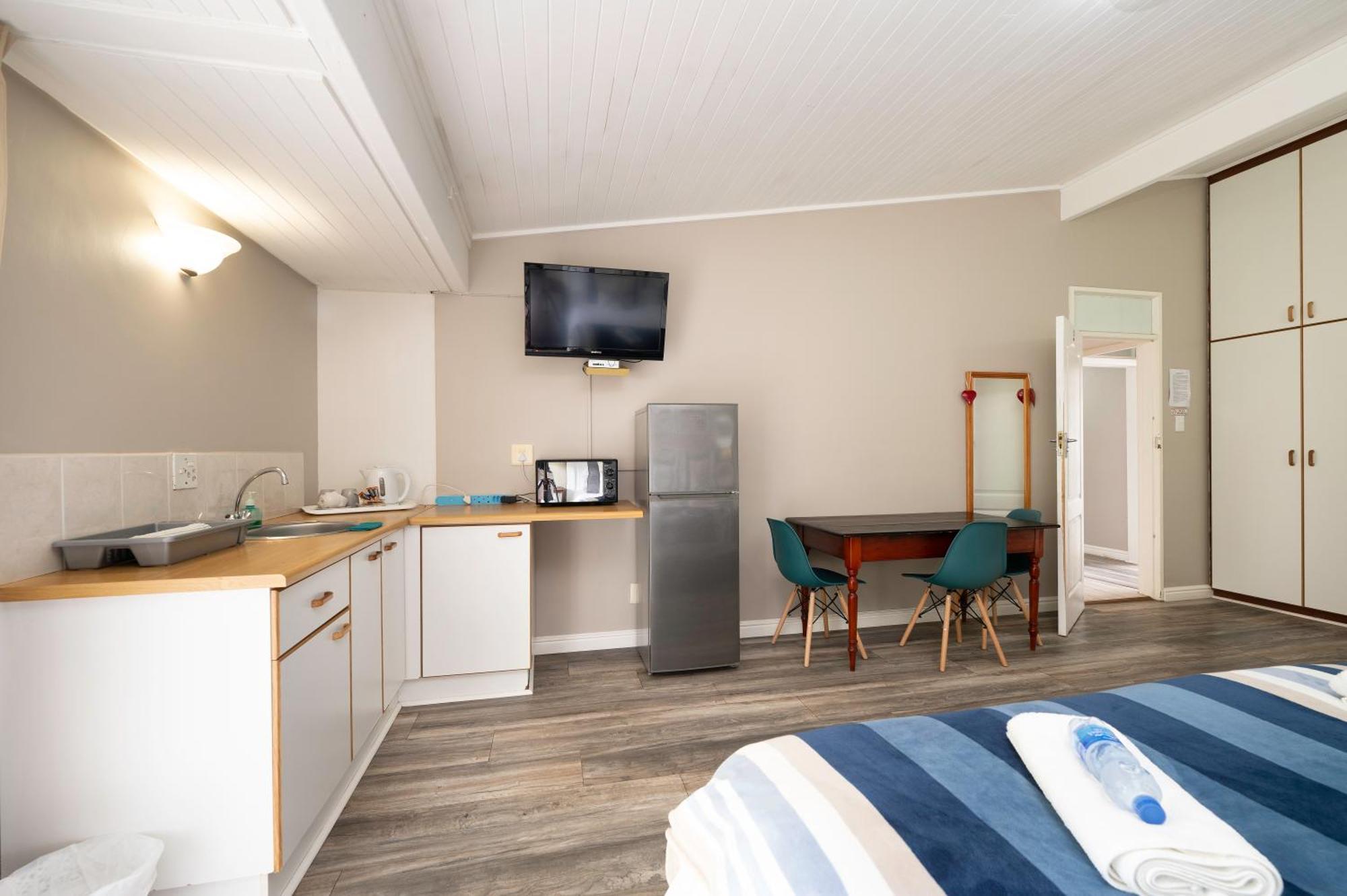 Admirals Lodge Guest House And Brightways Self Catering Apartments ポート・エリザベス エクステリア 写真