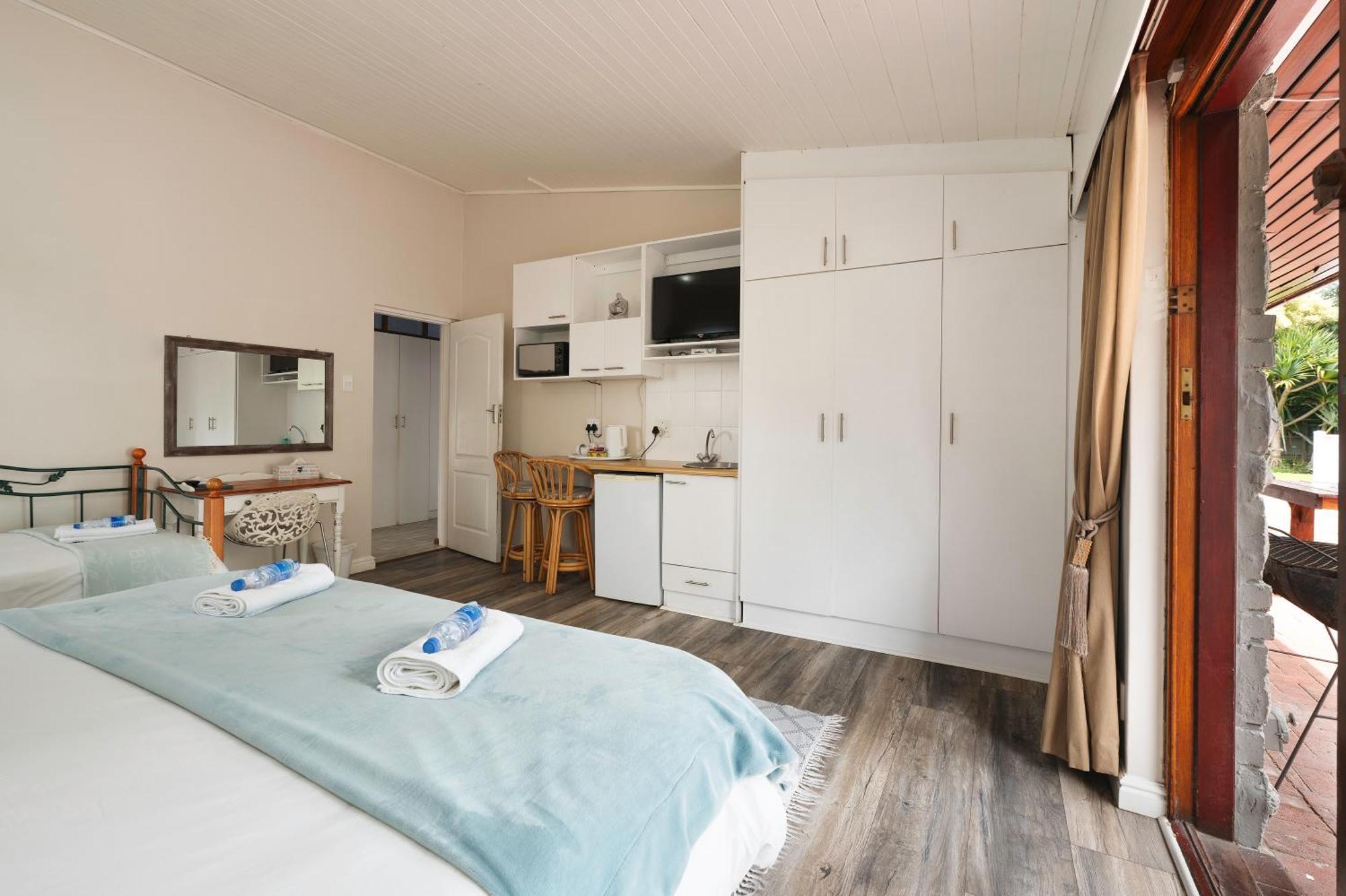 Admirals Lodge Guest House And Brightways Self Catering Apartments ポート・エリザベス エクステリア 写真