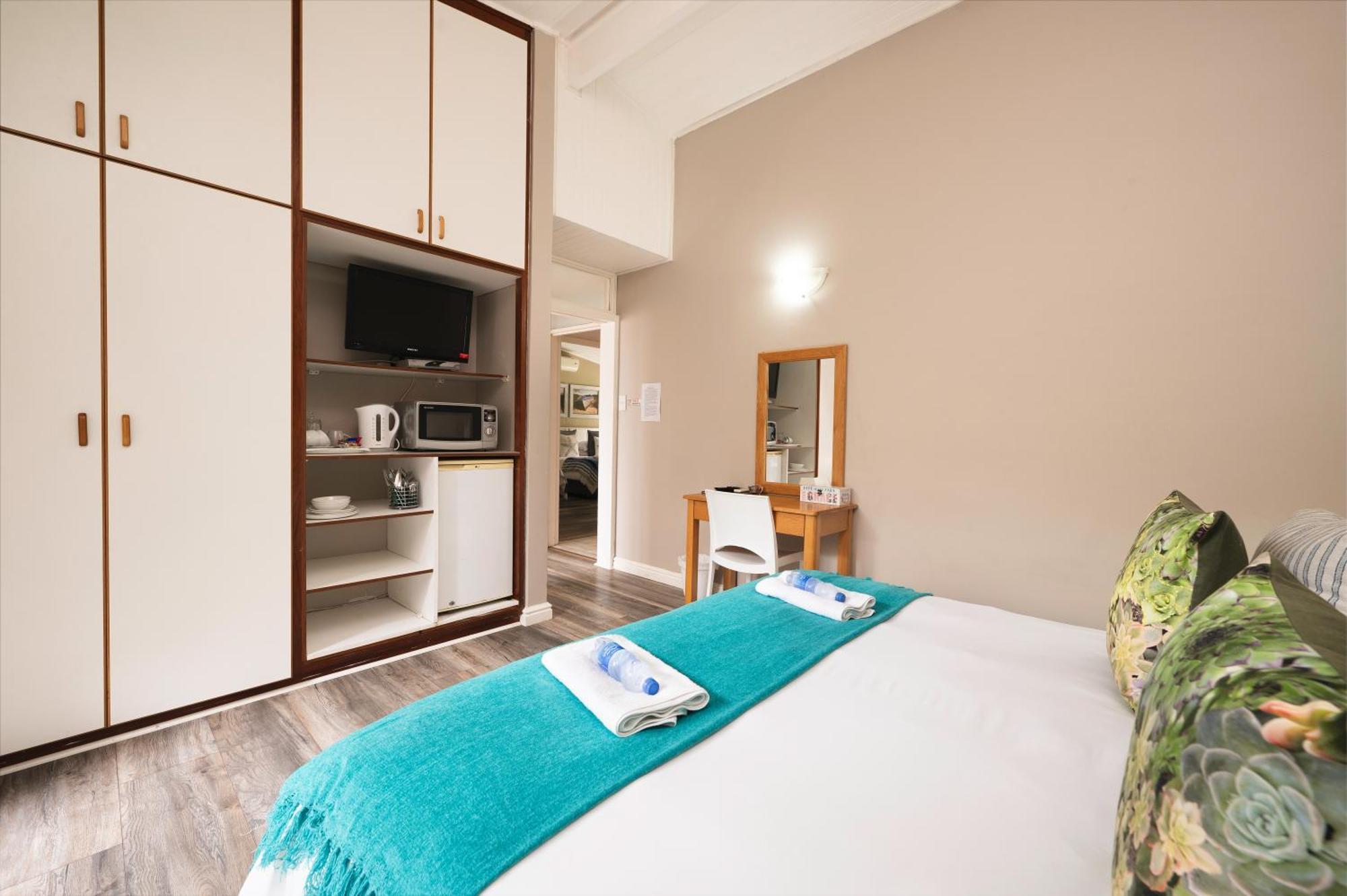 Admirals Lodge Guest House And Brightways Self Catering Apartments ポート・エリザベス エクステリア 写真