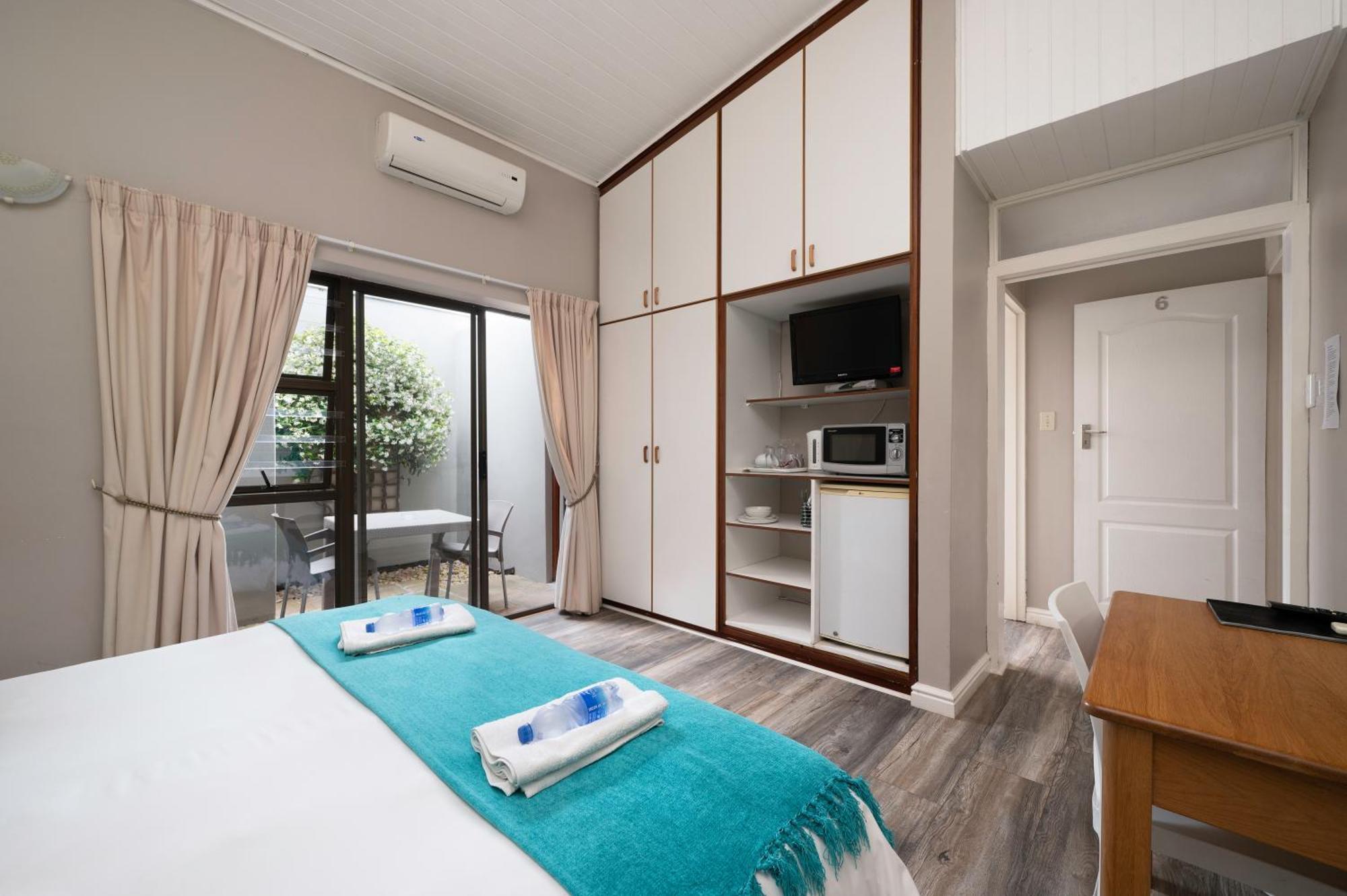 Admirals Lodge Guest House And Brightways Self Catering Apartments ポート・エリザベス エクステリア 写真