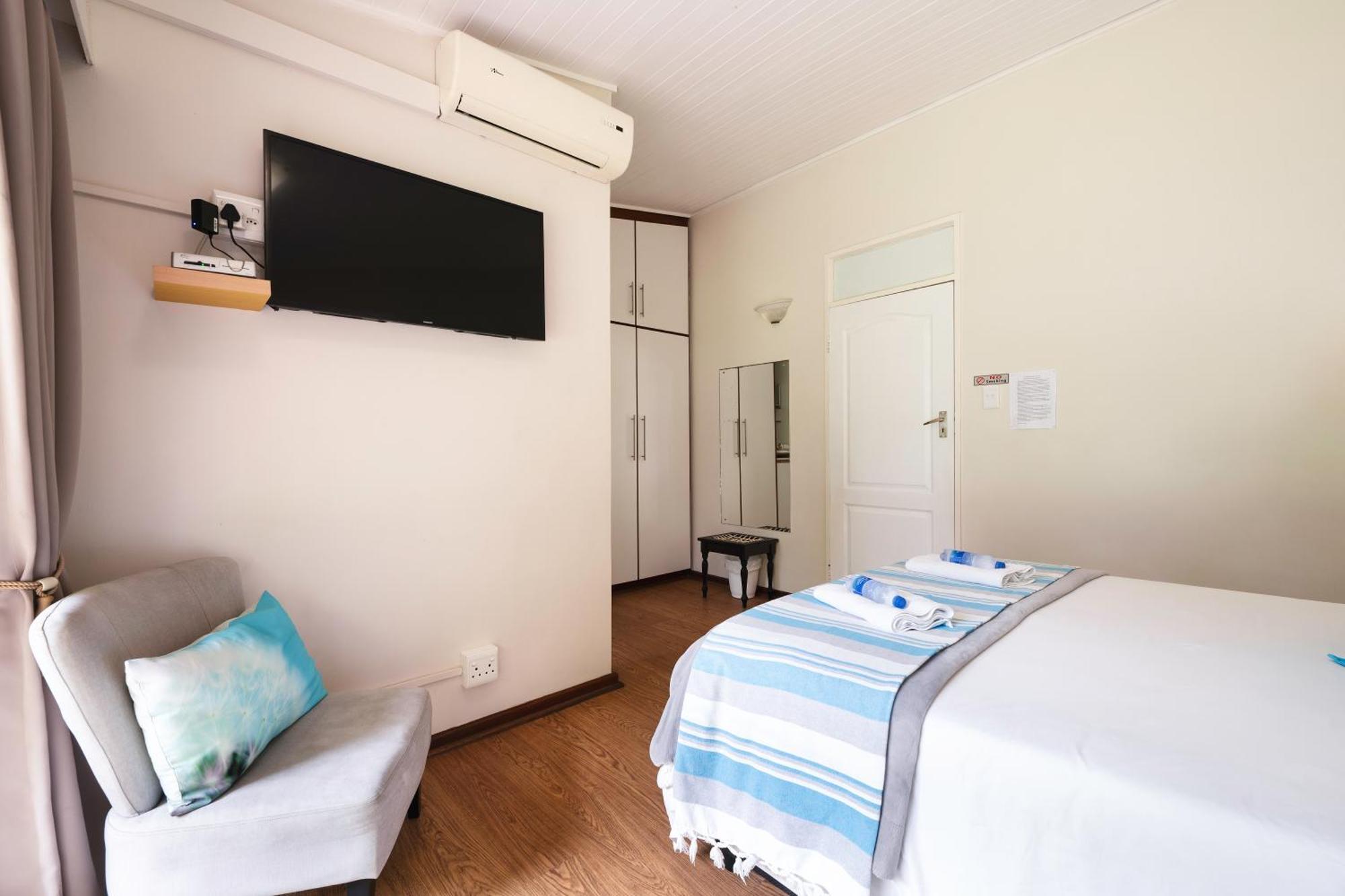 Admirals Lodge Guest House And Brightways Self Catering Apartments ポート・エリザベス エクステリア 写真
