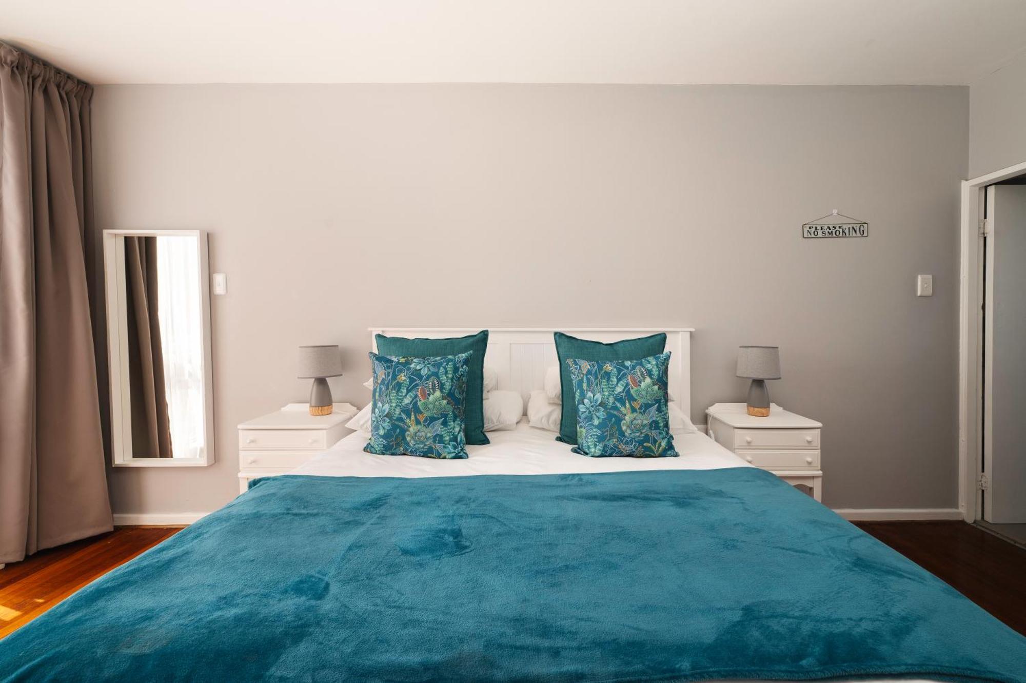Admirals Lodge Guest House And Brightways Self Catering Apartments ポート・エリザベス エクステリア 写真