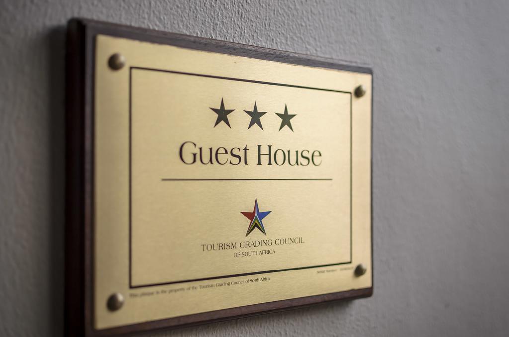 Admirals Lodge Guest House And Brightways Self Catering Apartments ポート・エリザベス エクステリア 写真