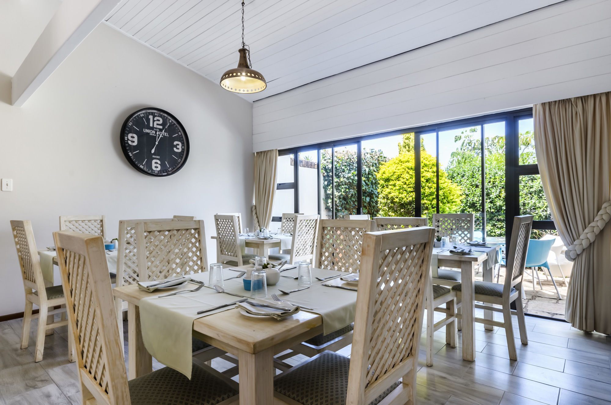 Admirals Lodge Guest House And Brightways Self Catering Apartments ポート・エリザベス エクステリア 写真