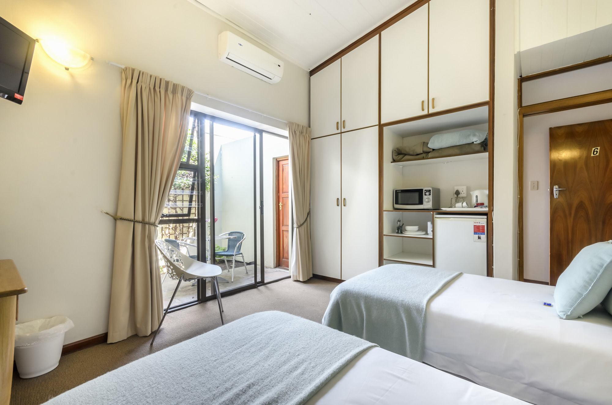 Admirals Lodge Guest House And Brightways Self Catering Apartments ポート・エリザベス エクステリア 写真