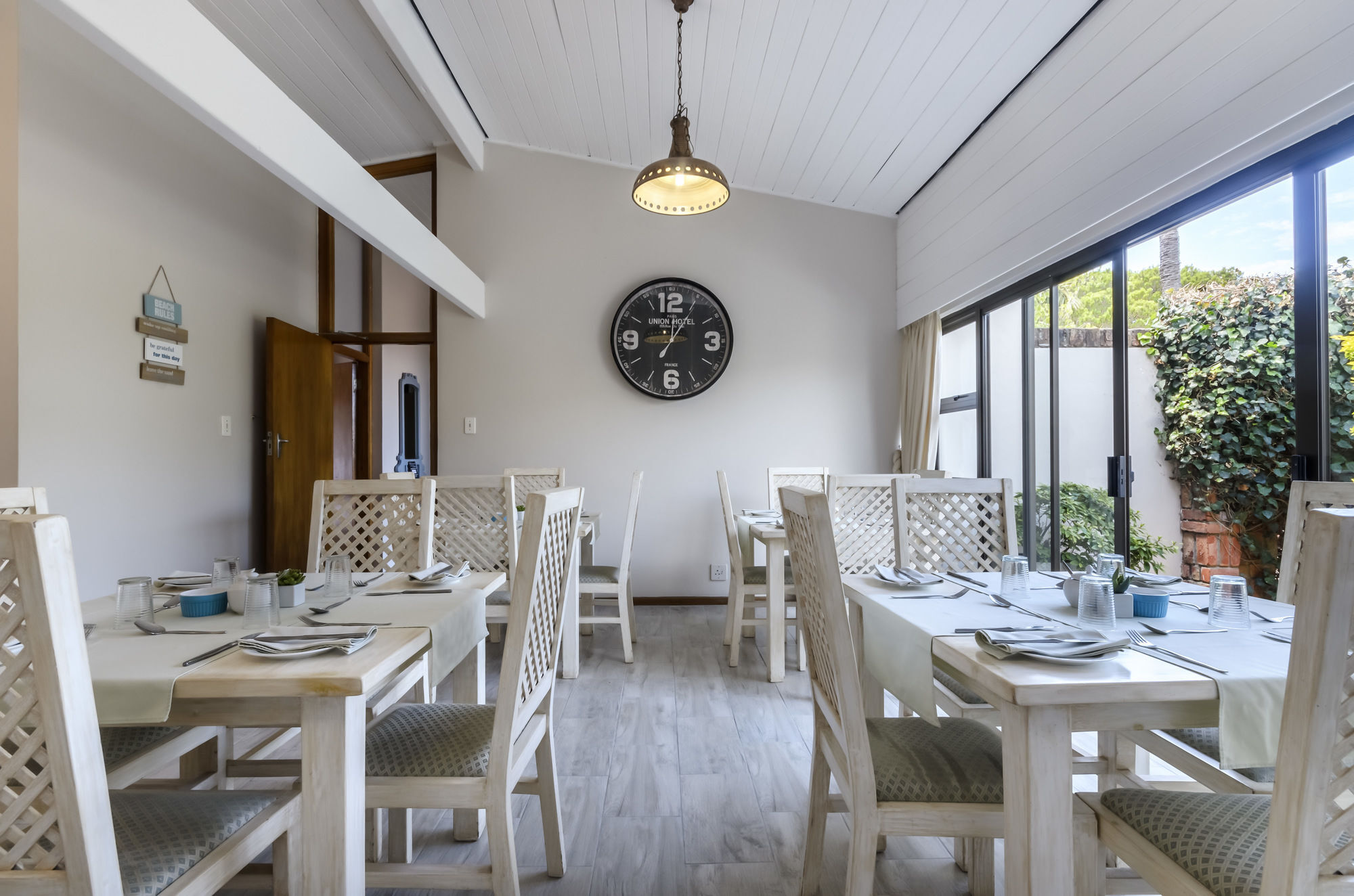 Admirals Lodge Guest House And Brightways Self Catering Apartments ポート・エリザベス エクステリア 写真