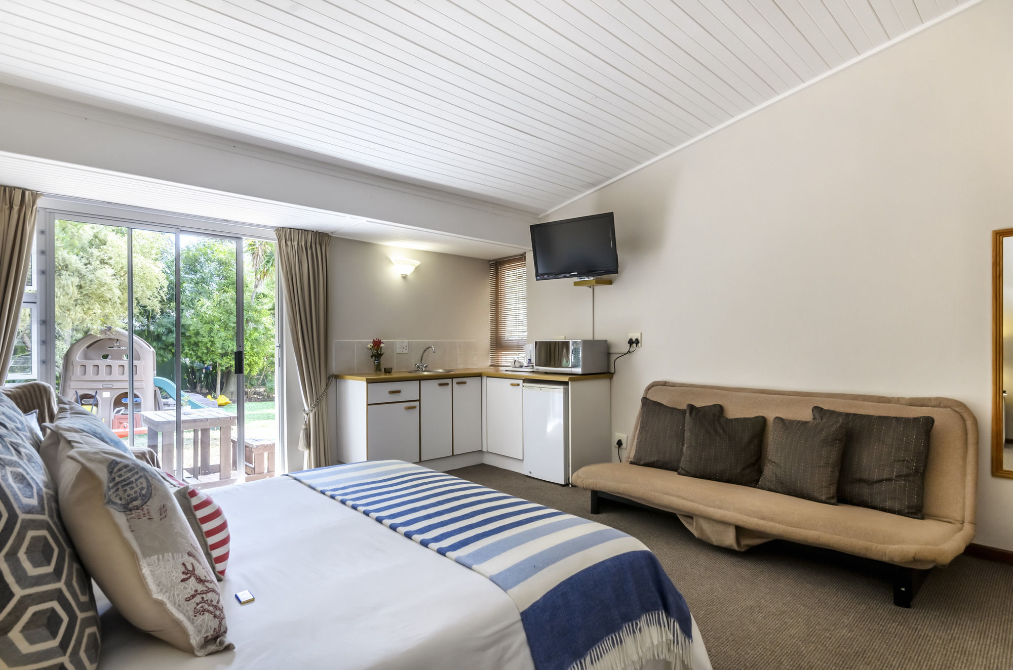 Admirals Lodge Guest House And Brightways Self Catering Apartments ポート・エリザベス エクステリア 写真