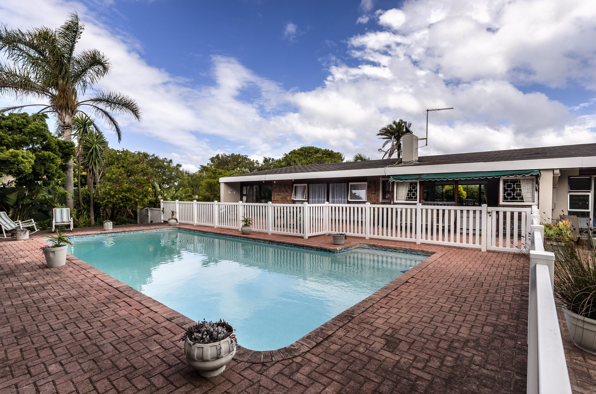 Admirals Lodge Guest House And Brightways Self Catering Apartments ポート・エリザベス エクステリア 写真