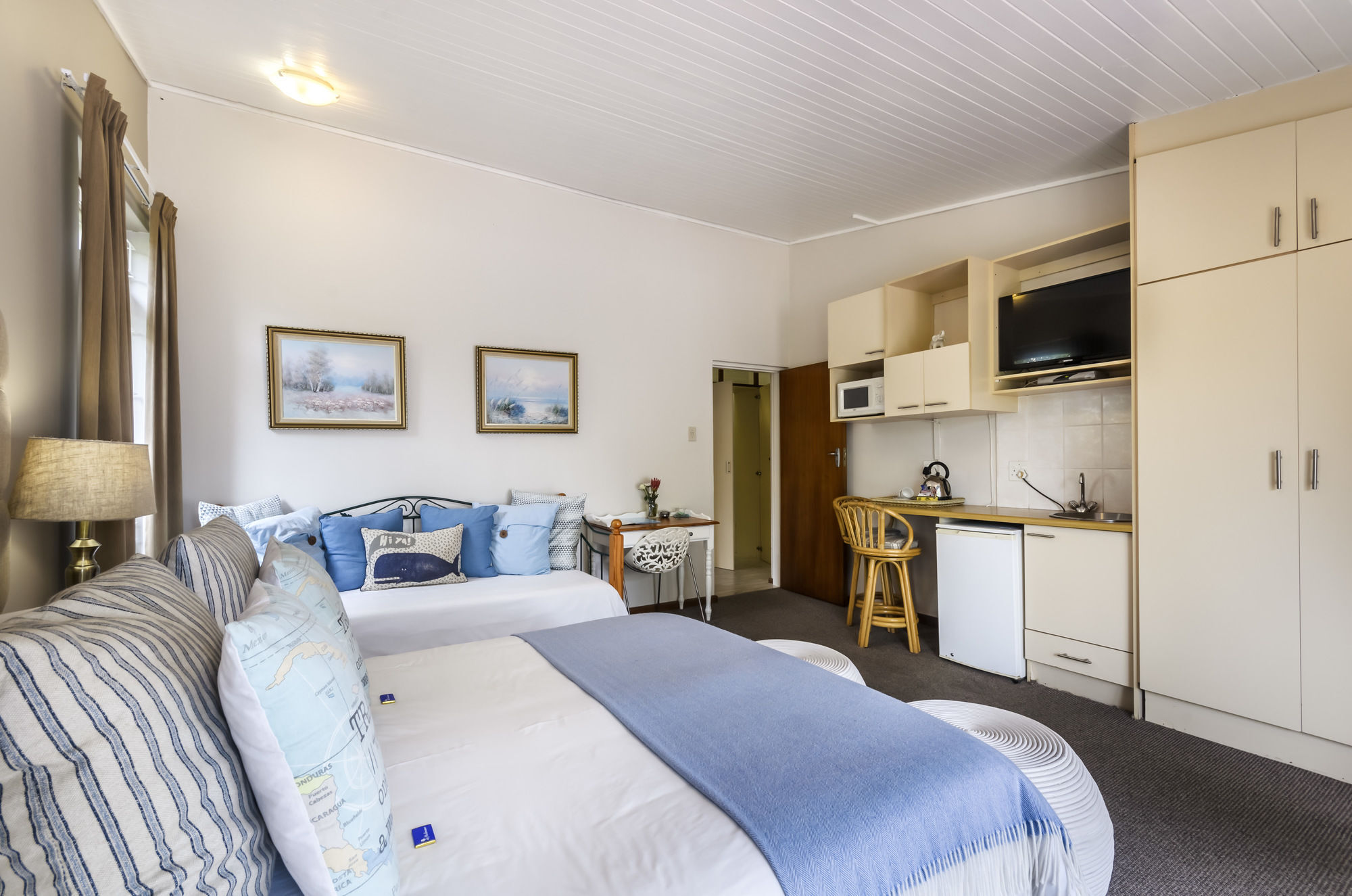 Admirals Lodge Guest House And Brightways Self Catering Apartments ポート・エリザベス エクステリア 写真